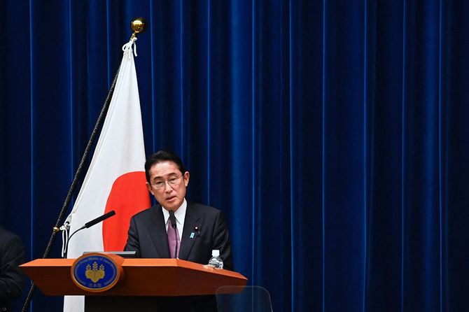 記者会見に臨む岸田首相=2022年12月16日