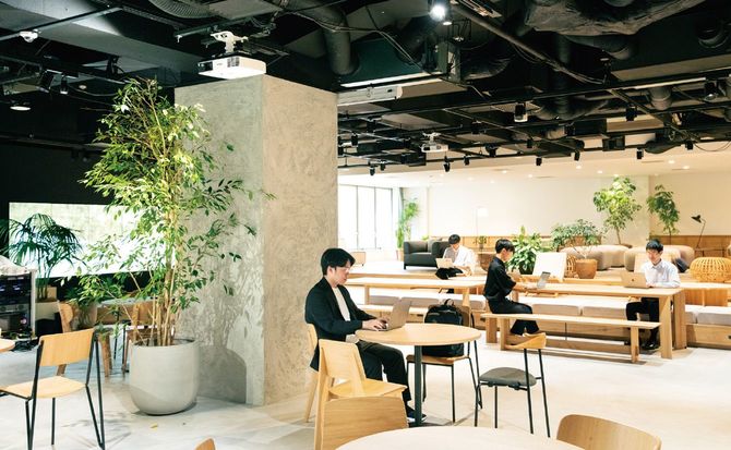 Almondoのメンバーと一緒に。ワークスペースを借りて活動している様子。