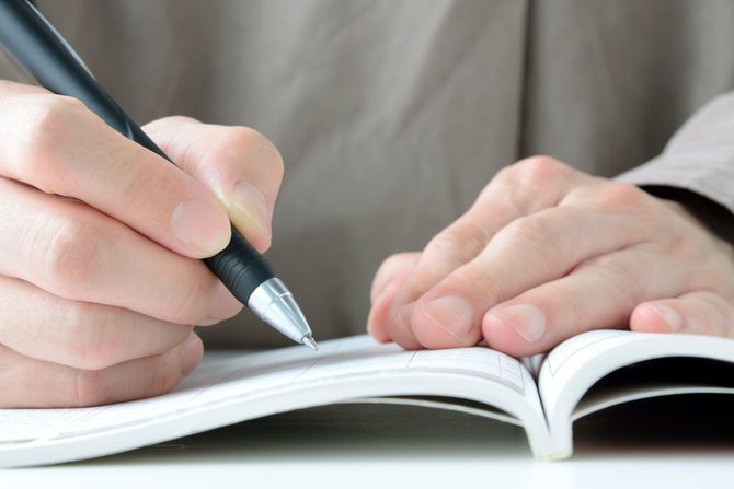 教科書に書き込みをする人の手元