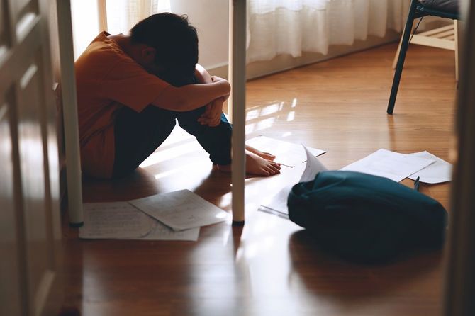 学業のプレッシャーに悩まされ、悲しくて欲求不満のアジア人の少年は学校に行くことを拒否します