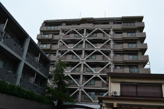 廃墟同然と化した「東急ドエル・アルス世田谷フロレスタ」。応急の耐震補強のため、外側に鉄骨が取り付けられている