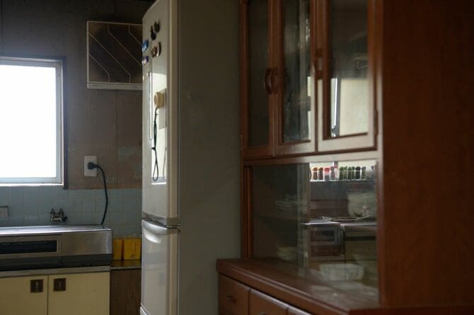 冷蔵庫と食器棚