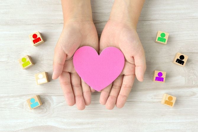 ハートのオブジェを持つ手