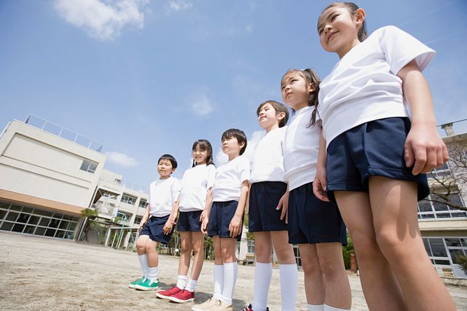 校庭に並ぶ小学生たち