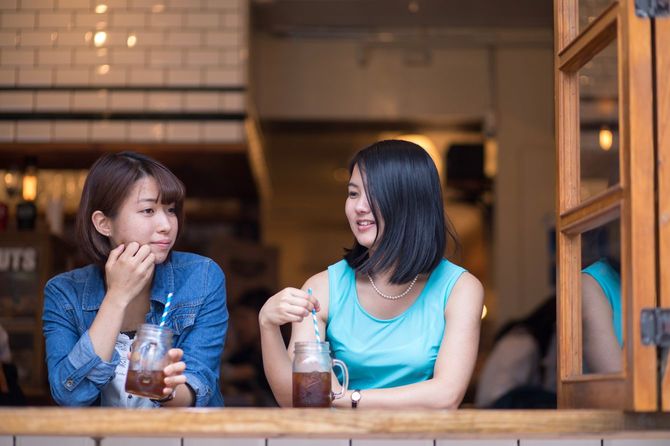 カフェで話している若い女性