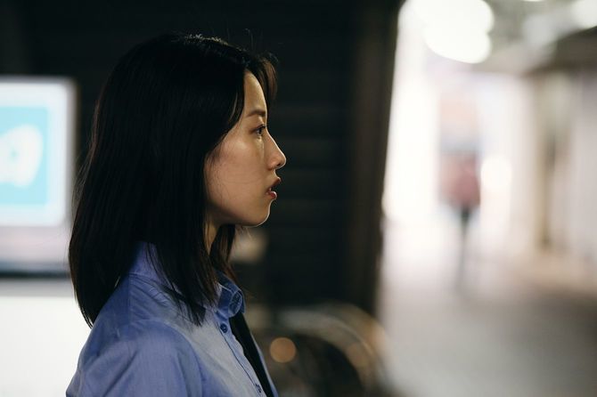 前を見つめるビジネスウーマン