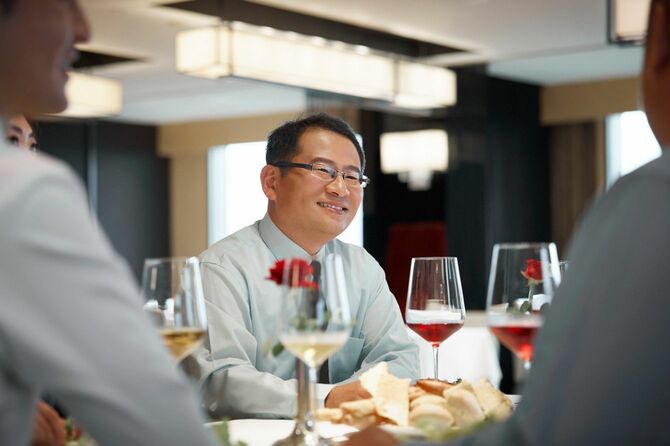 テーブルで男性の同僚と座っているマネジャー