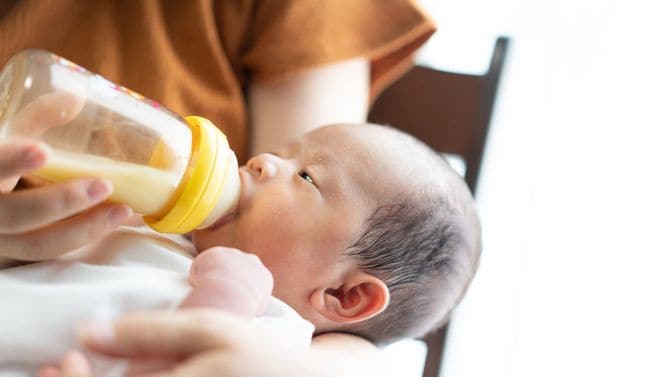 哺乳瓶でミルクを飲む赤ちゃん