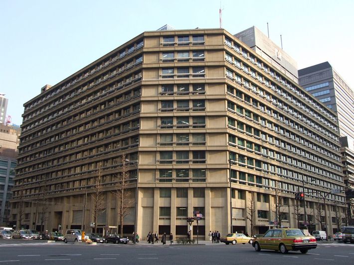 三井住友銀行の旧・大手町本部ビル（写真＝Lover of Romance／CC-BY-SA-3.0-migrated／<a href="https://commons.wikimedia.org/wiki/File:SMBC_Tokyo_Sales_Department.jpg" target="_blank">Wikimedia Commons</a>）