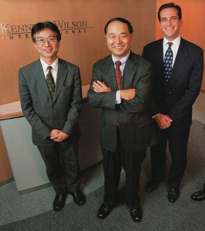 創業当初のケネディクス（当時ケネディ・ウィルソンン・ジャパン）真ん中が本間社長、左が著者（出所＝『<a href="https://www.amazon.co.jp/exec/obidos/ASIN/4833424894/presidentjp-22" target="_blank">100兆円の不良債権をビジネスにした男</a>』）