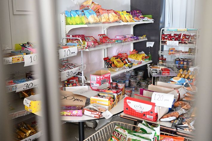 生徒にとって“一番人気”ともいえる購買。島内には最近ようやくコンビニが1軒できた。