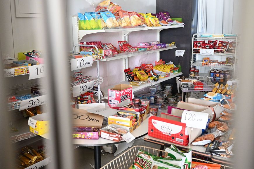 生徒にとって“一番人気”ともいえる購買。島内には最近ようやくコンビニが1軒できた。