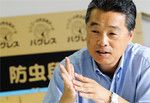 パッケージ・デザイン部長 木村博行。青果段ボールの底の大きなホチキス（ステープル）が近年なくなったのもレンゴーの商品開発（ノンステープル段ボール）によるものだ。
