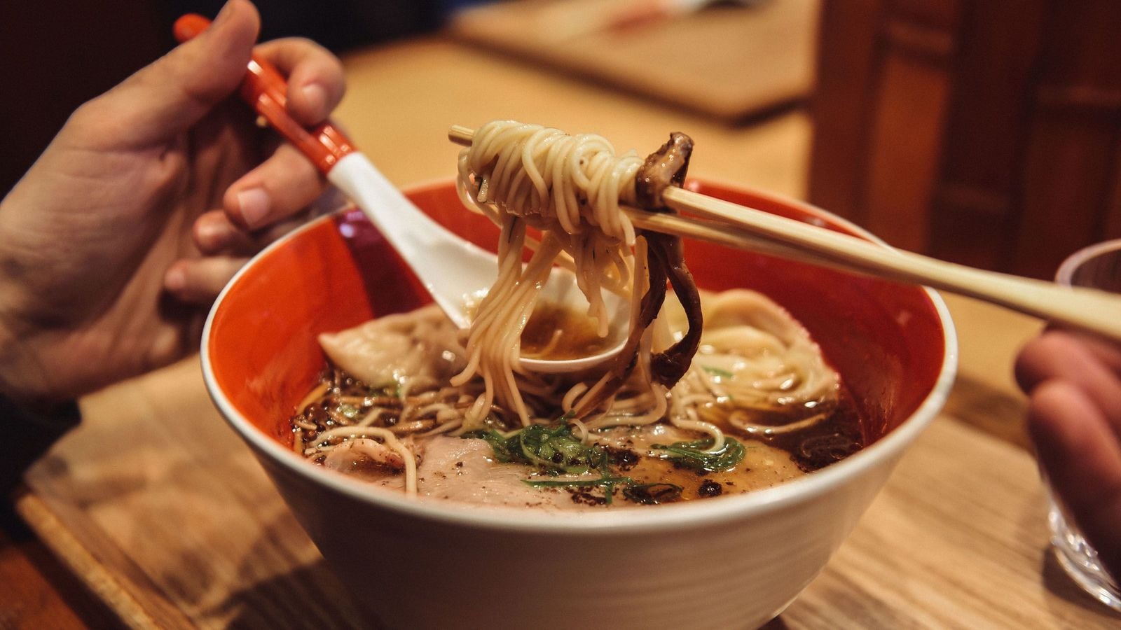人気の寿司･ラーメン情報はもう知っている…訪日外国人に教えるとめちゃくちゃ喜ばれる意外な日本文化7つ ｢なぜ､日本人は部屋でスリッパを履くか｣を説明すると喜ぶ