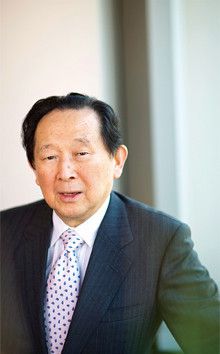 詩人、作家 <strong>辻井 喬</strong>●1927年、東京生まれ。本名・堤清二。東京大学経済学部卒業。元セゾングループ代表。91年に経営の第一線を退いた後、作家活動に専念。小説『いつもと同じ春』（平林たい子賞）、『虹の岬』（谷崎潤一郎賞）、『父の肖像』（野間文芸賞）、詩集『群青、わが黙示』（高見順賞）、『自伝詩のためのエスキース』（現代詩人賞）など多数の著書がある。