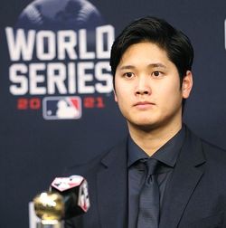 コミッショナー特別表彰を受けたエンゼルスの大谷翔平＝2021年10月26日、アメリカ・ヒューストン