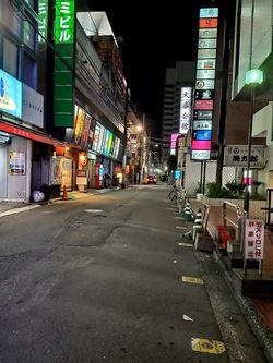 路地のホストクラブからは深夜もコールの声が響く