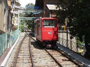 市内はクルーズ船の発着のほか、地下鉄やバス、ケーブルカー、登山電車などさまざまな交通機関がある