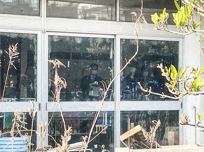 金沢大学泉学寮で廃寮作業をする大学職員（2023年3月31日）