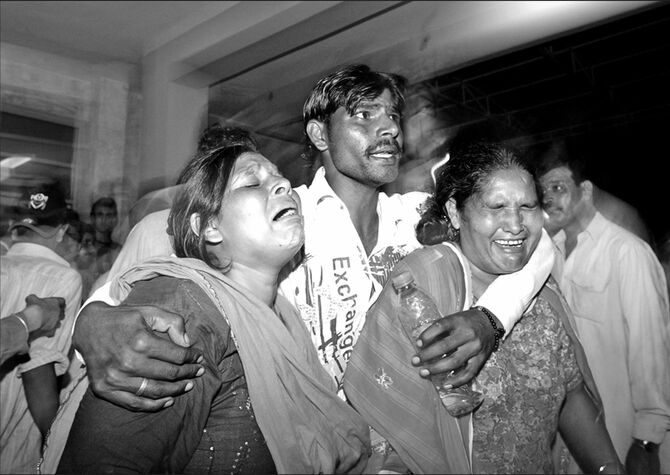 パキスタンの病院で撮影した子どもを亡くした家族の写真