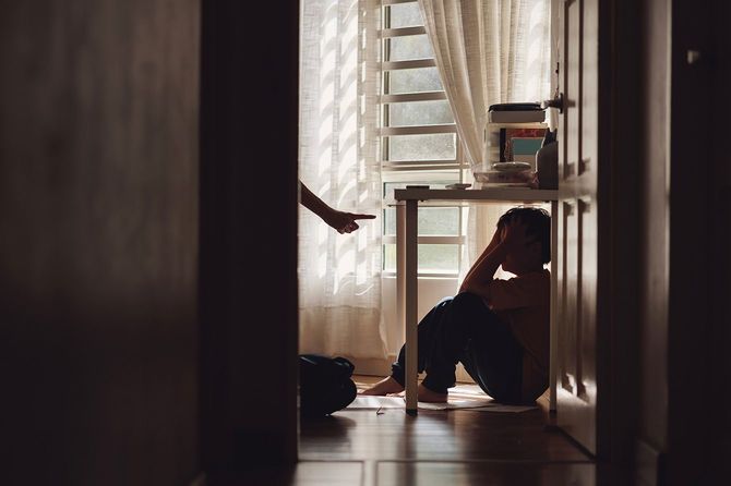 親に叱られている子ども