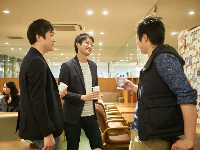 オフィスでおしゃべりをする3人の男性