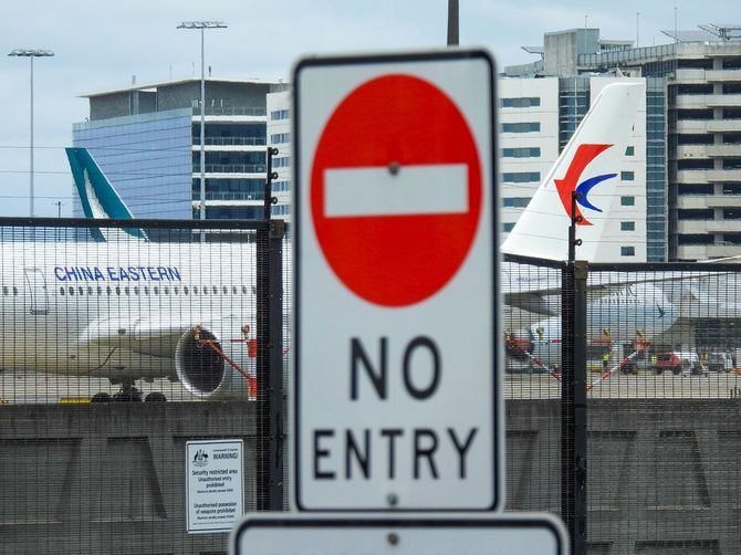 進入禁止の標識越しに見える中国の旅客機
