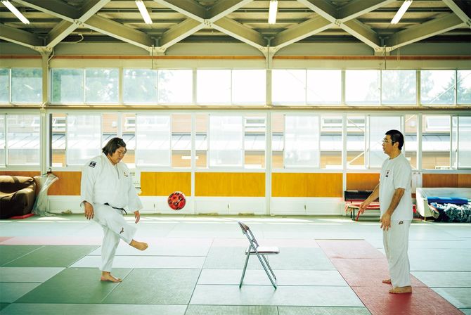 体のバランスを整えるためのボールトレーニングや水泳など様々な競技を取り入れた練習には輝哉氏も付き合う。