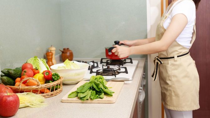 主婦がキッチンで料理をしている