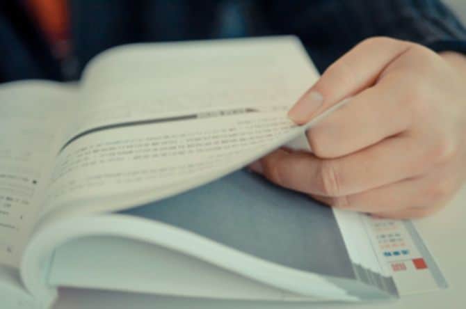 教科書を読む子供