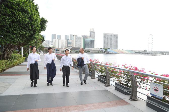 岡副社長は、7人の侍の特徴を英語力ではなく、優れた営業力にあると指摘する。合理的な外資系の営業ではなく「昭和なおもてなし営業」が、7人で預かり資産1兆円という実績を上げた