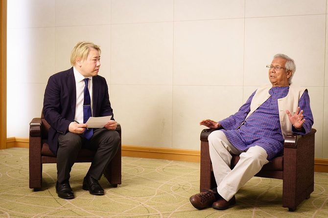 経済学者のムハマド・ユヌス博士（写真右）とインタビューを行う国際教育評論家・村田学氏