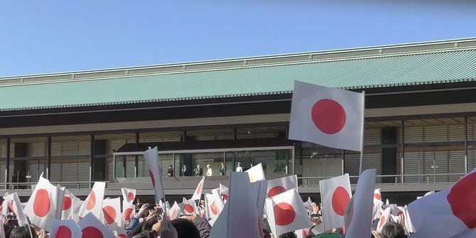 2017年12月23日、皇居で天皇(現上皇)の84歳の誕生日を祝う人だかり