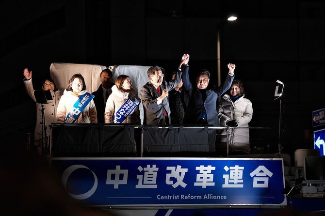 中道改革連合による、第51回衆議院議員総選挙に伴う豊洲駅での街頭演説で演説中に野田氏の手を握る斉藤氏