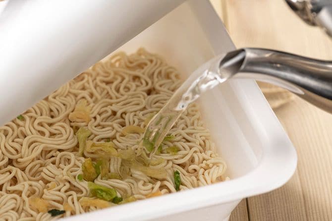 インスタントの焼きそばにお湯を注いでいる