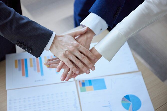 会議を開く日本人ビジネスマン