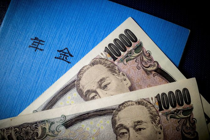 年金手帳とお札