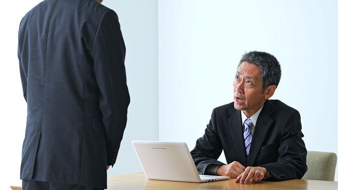 オフィスで部下を叱る男性