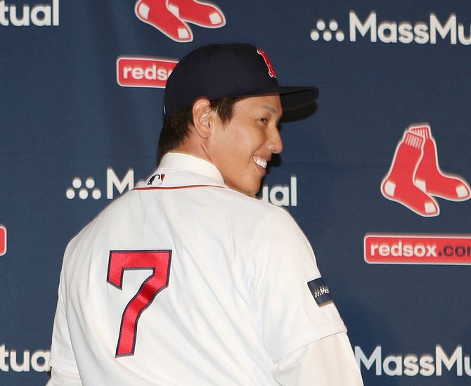 レッドソックスの入団会見で背番号を披露する吉田正尚＝2022年12月15日、アメリカ・ボストン