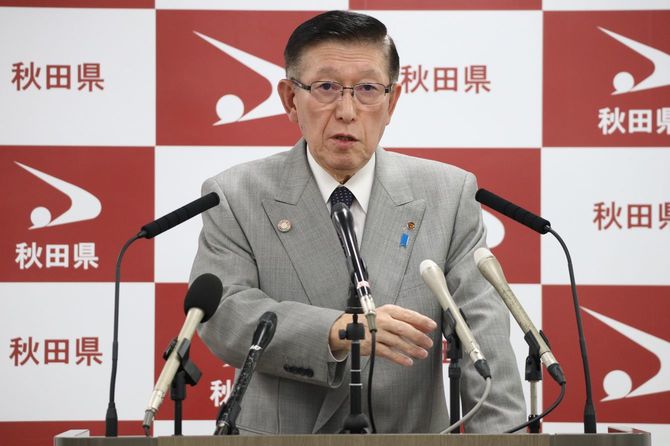 記者会見で謝罪する秋田県の佐竹敬久知事＝2023年10月25日、同県庁