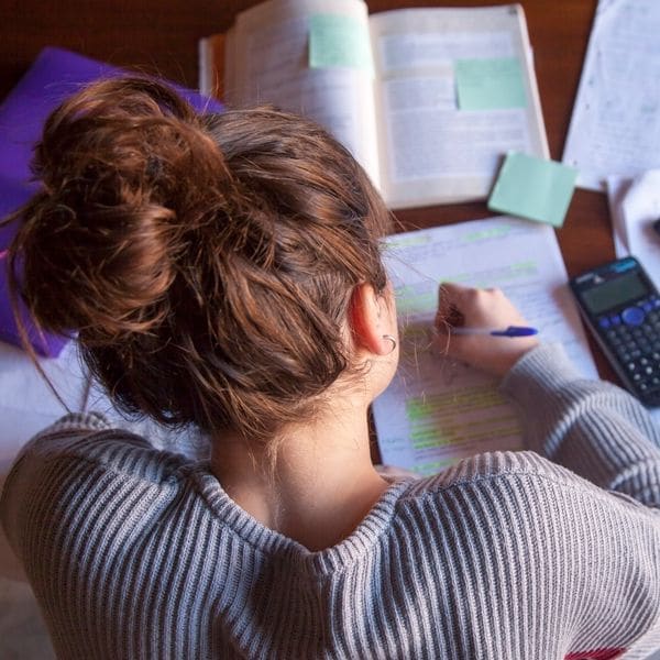 宿題をする女性