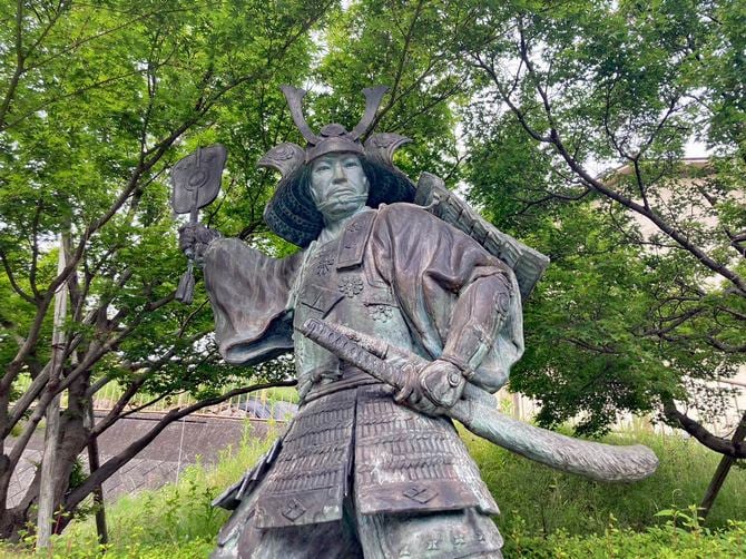 山梨県甲州市、JR甲斐大和駅前の武田勝頼像