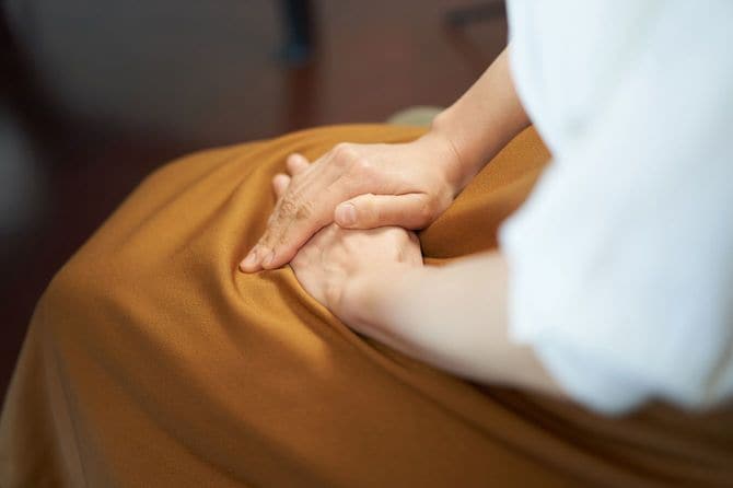 インタビューされる女性