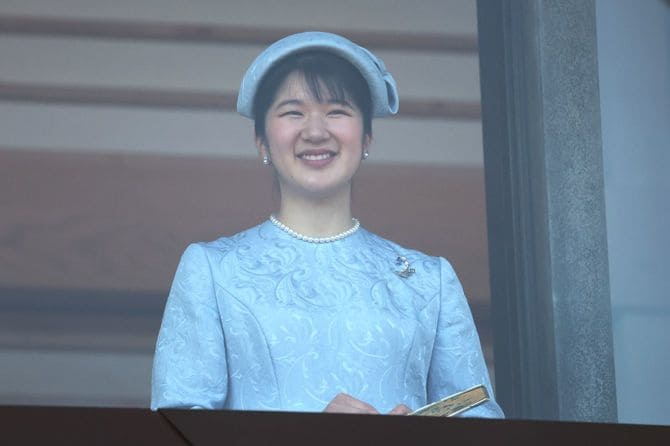 天皇陛下の65歳の誕生日を祝う一般参賀に臨まれる天皇、皇后両陛下の長女愛子さま＝2025年2月23日午前、皇居