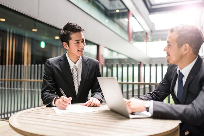仲間と話し合いながら