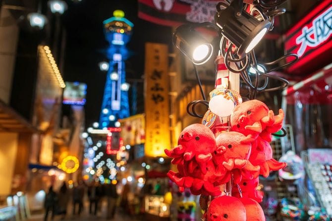 大阪、新世界の店頭でタコのお土産