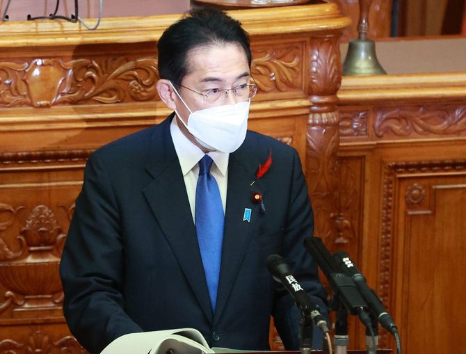 参院本会議で所信表明演説をする岸田文雄首相=2022年10月3日、国会内