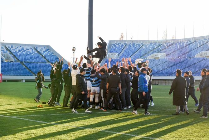 入れ替え戦後の胴上げ