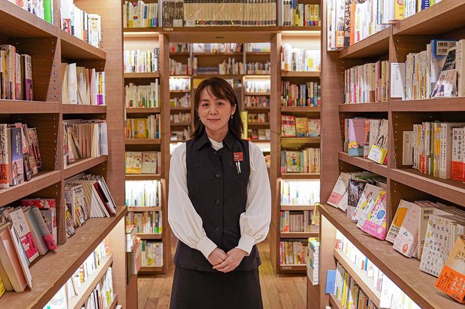 代官山 蔦屋書店人文コンシェルジュの宮台由美子さん。大手書店の哲学思想担当後10年ぶりに書店に復帰、2016年4月より現職。哲学、思想、心理、社会など人文書の選書展開を行う。「代官山人文カフェ」の企画人