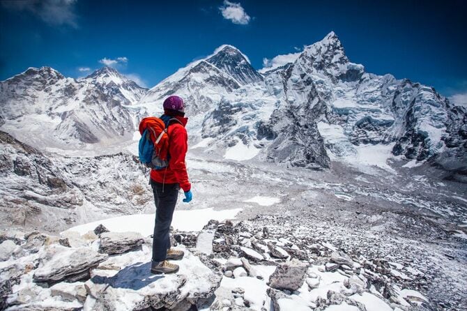 ヒマラヤ山脈の景色を眺める女性登山家